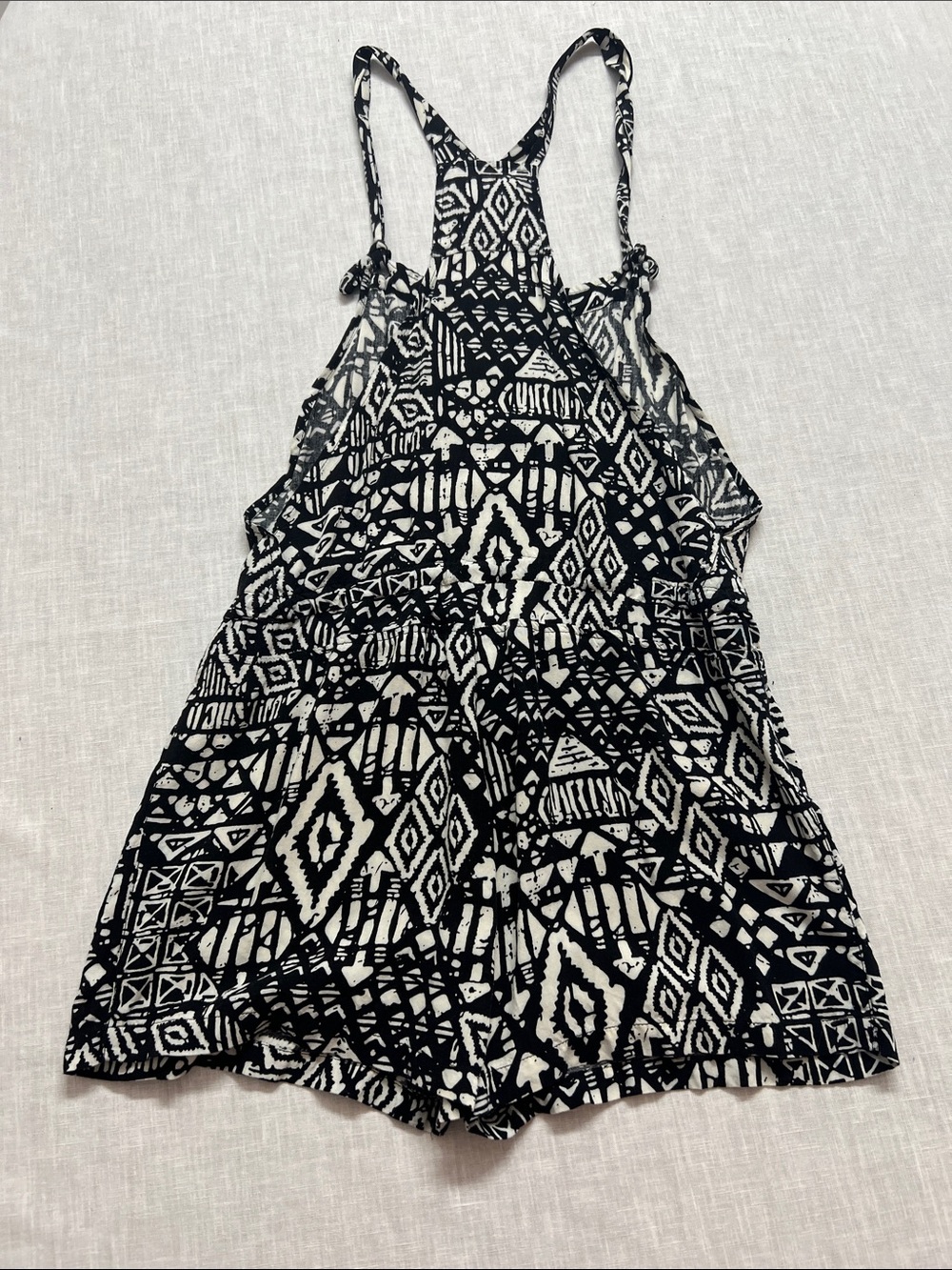 🌞 LEI black & white Aztec design overalls shorts romper women S